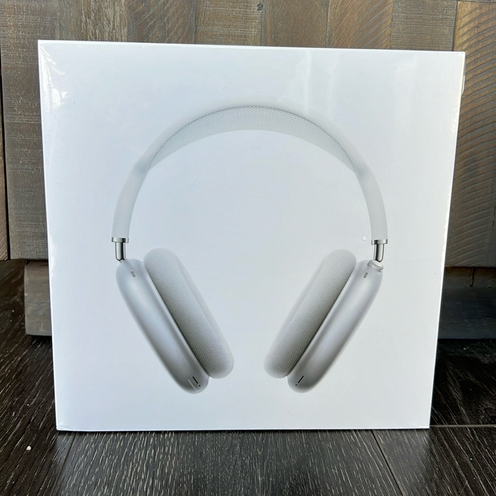 New in Box Apple AirPods Max with Smart Case - silver with white headband